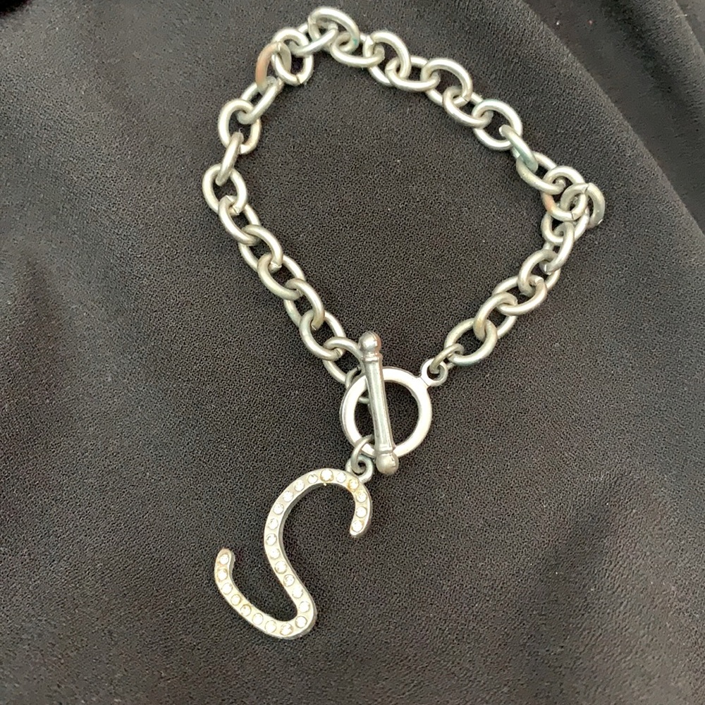 S initial chain bracelet with circle closure